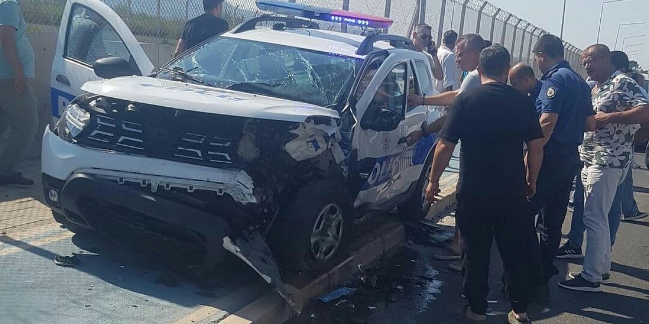 İzmir’de kontrolden çıkan araç polis aracına çarptı: 3’ü polis 5 yaralı