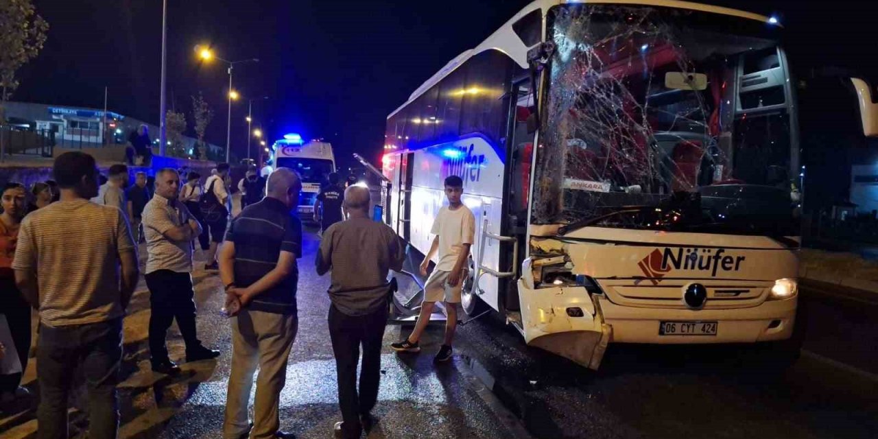 Turgutlu’da yolcu otobüsü TIR’a arkadan çarptı: 3 yaralı