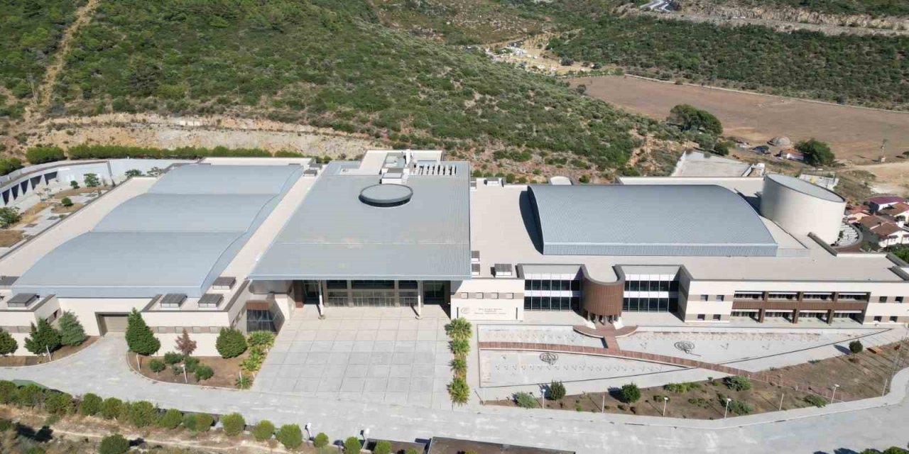 Kuşadası Efes Kongre Merkezi çürümeye devam ediyor