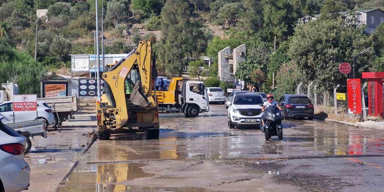 Bodrum’da isale hattı yine patladı, asfalt yarıldı, tonlarca su boşa aktı