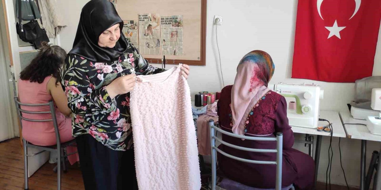 Depremzedeler için öğrendikleri dikiş geçim kaynakları oldu