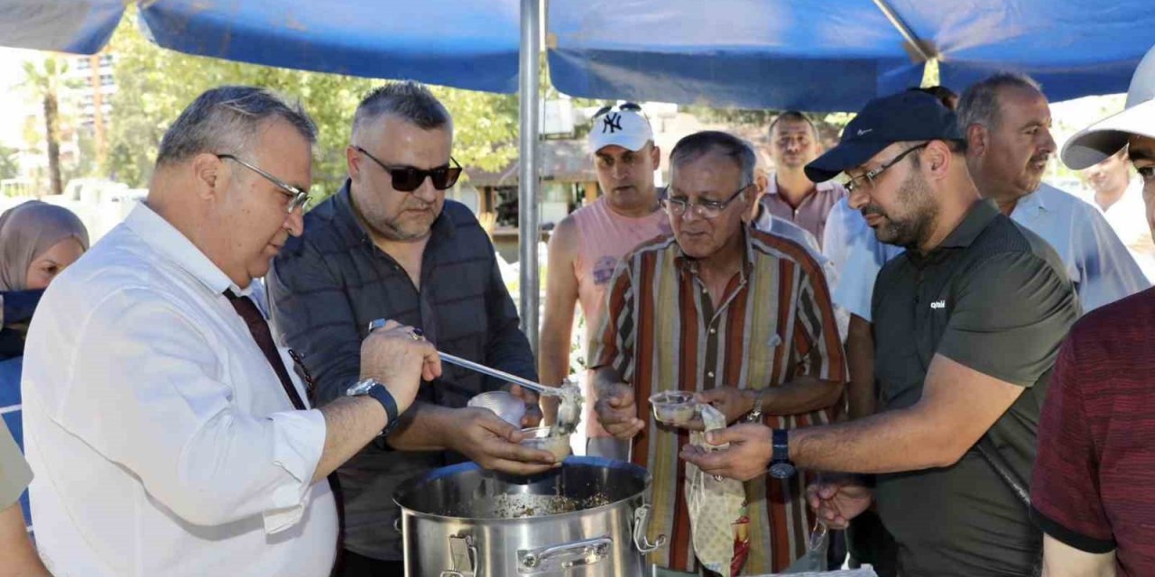 Yunusemre Belediyesi’nden 8 noktada aşure ikramı