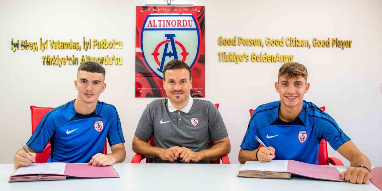 Altınordu’da 2 genç daha profesyonel oldu
