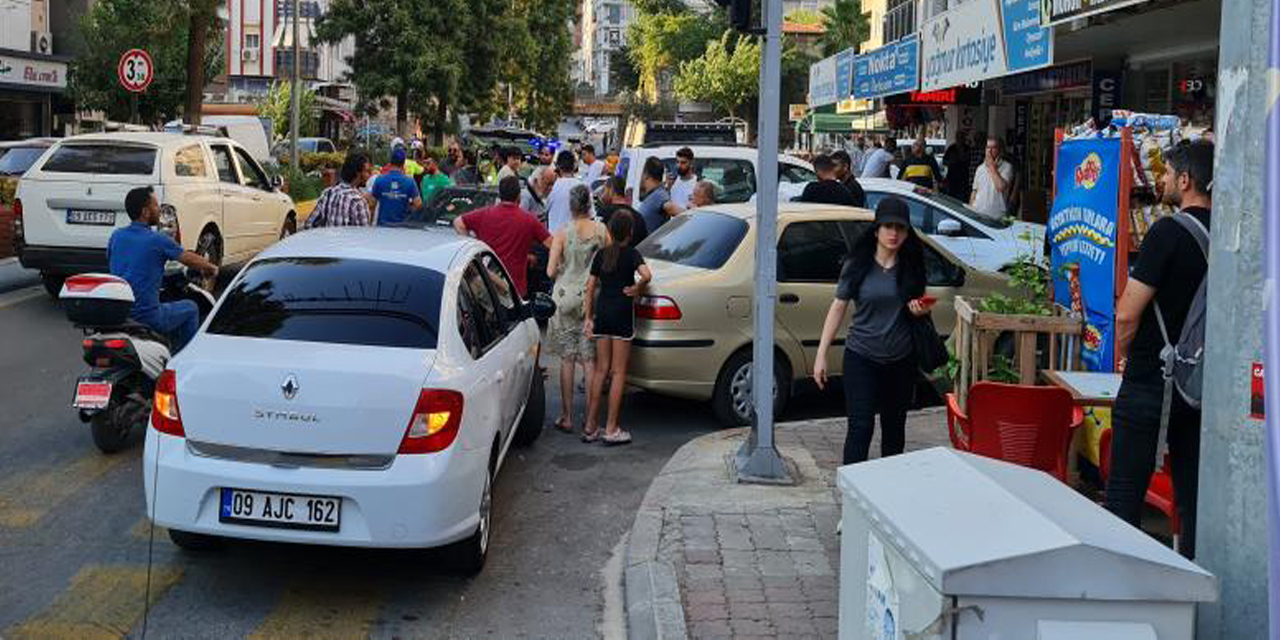 Direksiyon hakimiyetini kaybetti, 5 araca çarptı