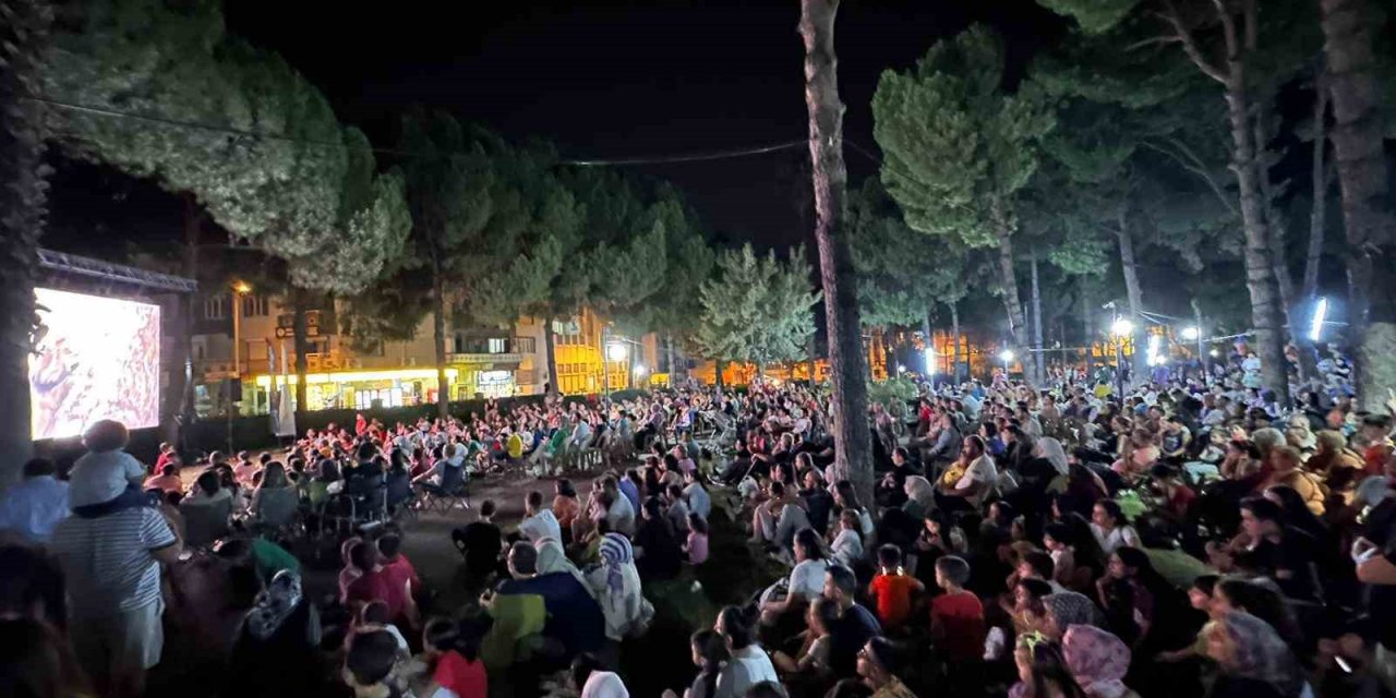 Aydın Büyükşehir Belediyesi’nden Nazilli’de açık hava sineması