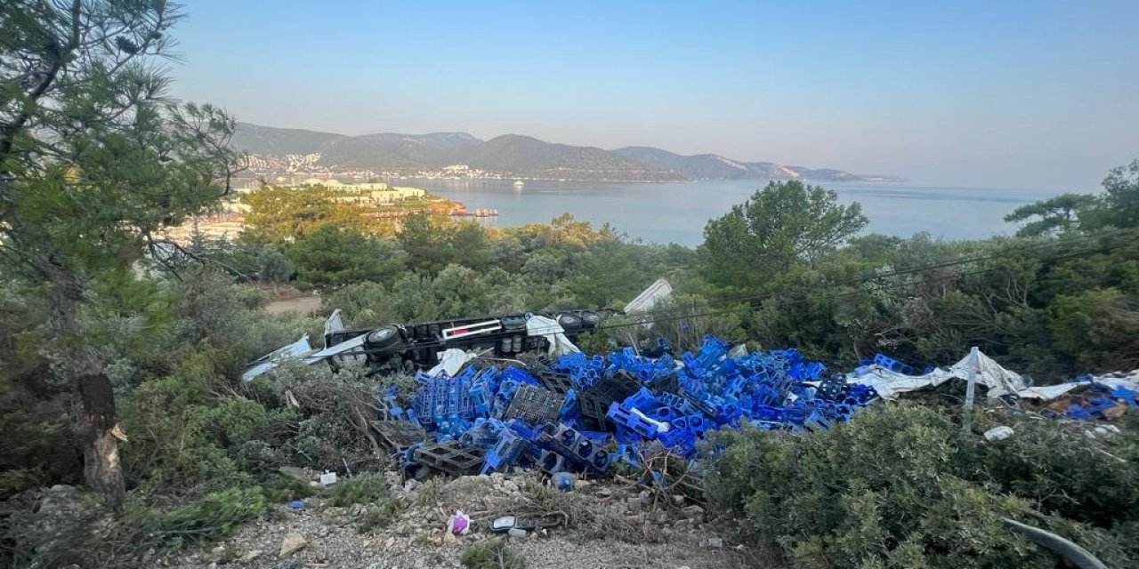 Damacana yüklü tır devrildi: 1 yaralı