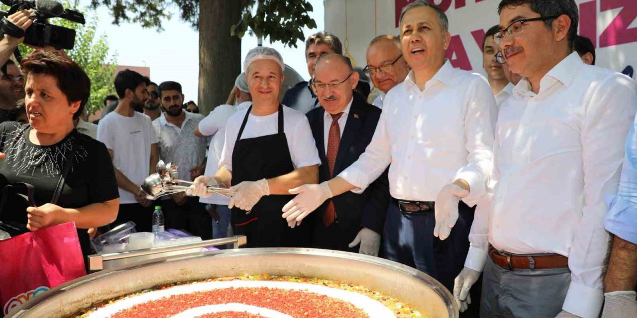 Bakan Yerlikaya esnafla buluştu aşure dağıttı