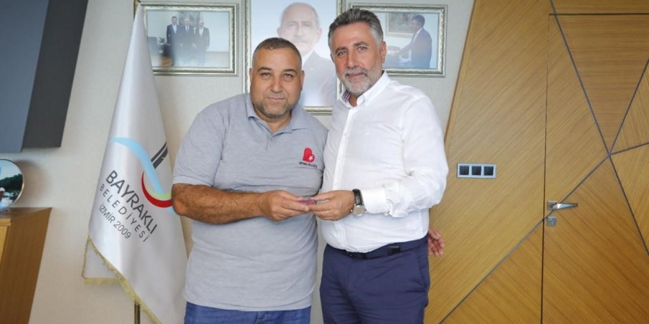 Belediye işçisi sokakta bulduğu 15 bin lirayı sahibine teslim etti