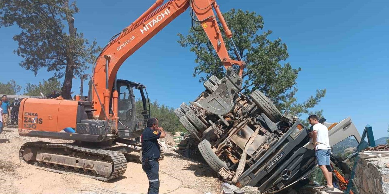 Hafriyat yüklü kamyon devrildi: 1 yaralı