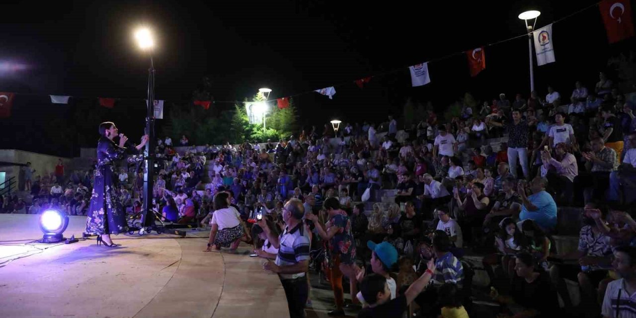 Denizli’de yaz konserleri Selcan Kökçen ile devam etti