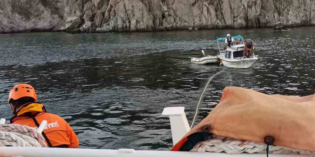 Bodrum Akyarlar açıklarında arızalanan tekneyi KIYEM ekipleri kurtardı
