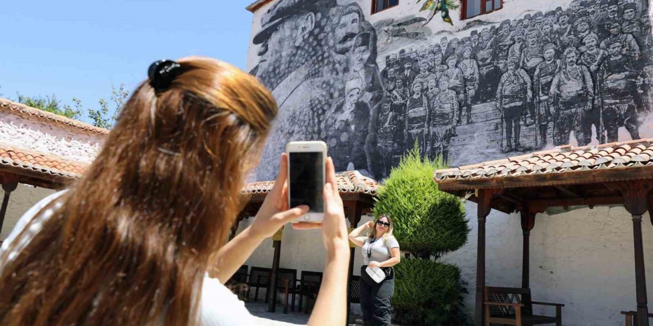 Mural resim çalışmasına vatandaşlardan yoğun ilgi