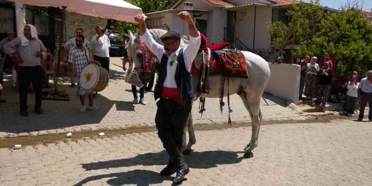 Sahibiyle karşılıklı harmandalı oynayan at şaşkınlığa neden oldu