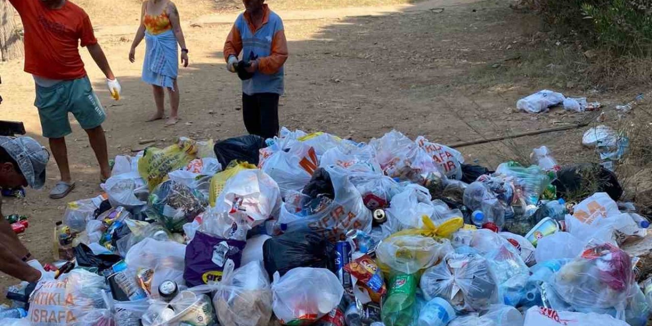 Doğal plaj adeta çöplüğe döndü: Yüzlerce torba çöp toplandı