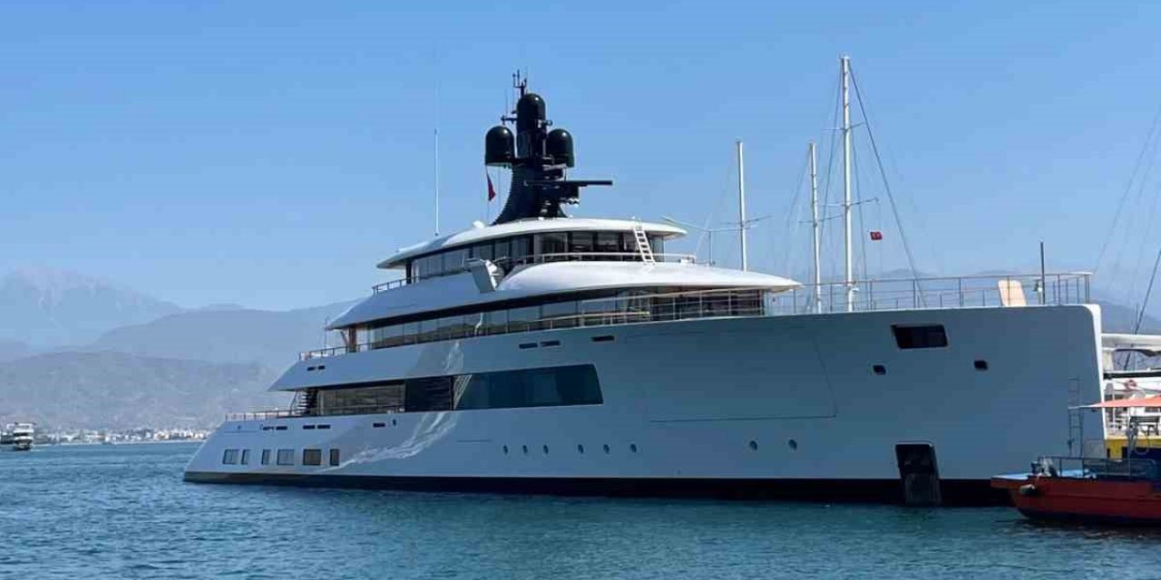Süper yat “Pi”, Fethiye’de yakıt ikmali yaptı