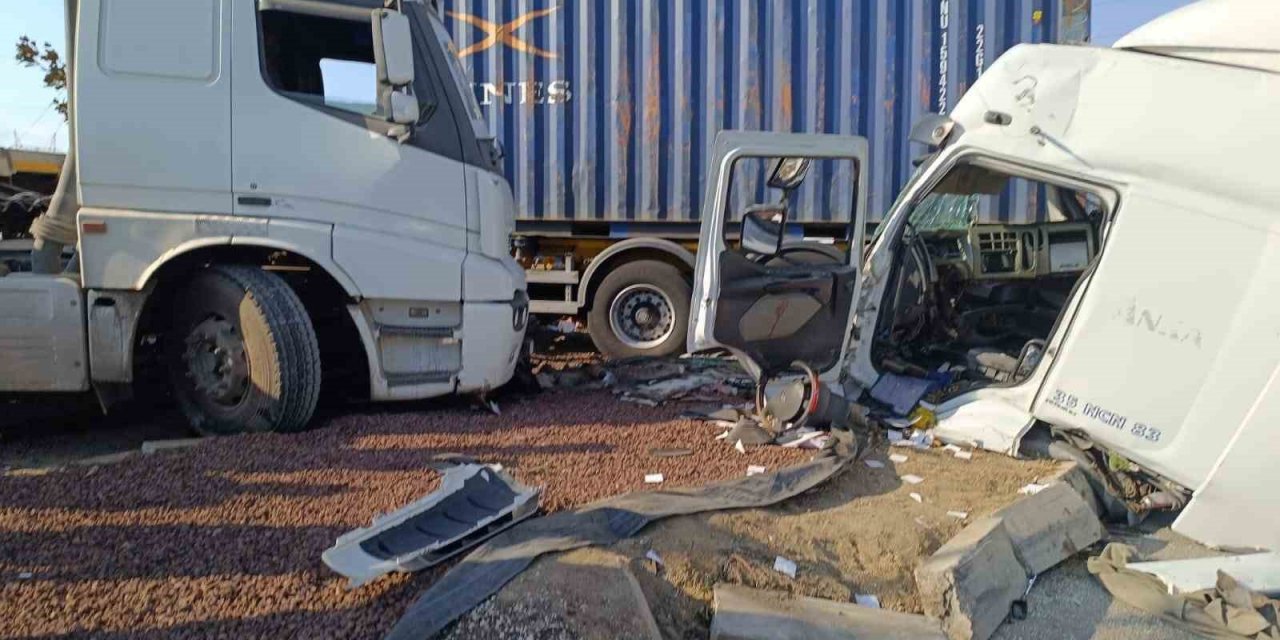 İzmir’de iki tır çarpıştı: 1 yaralı