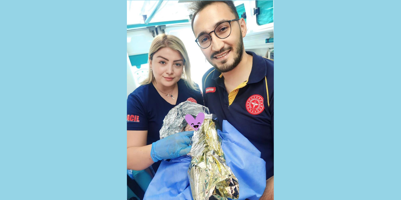 Genç kadın ambulansta doğum yaptı