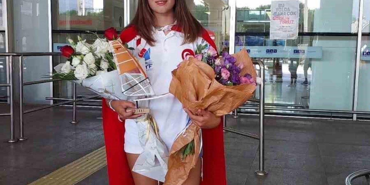 Dünya şampiyonu Defne, memleketi Buldan’ı gururlandırdı