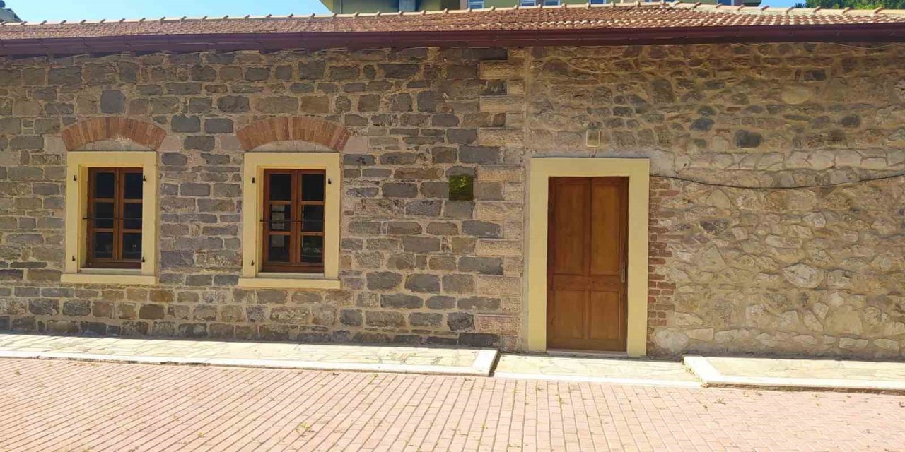 Çivril’de meclis kararı olmadan asılan o tabela söküldü