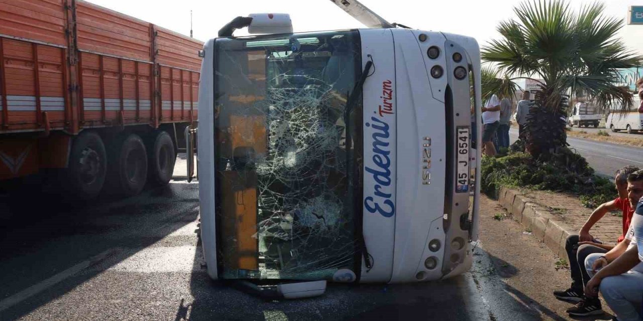 Turgutlu’da işçi servisi devrildi: 20 işçi yaralandı
