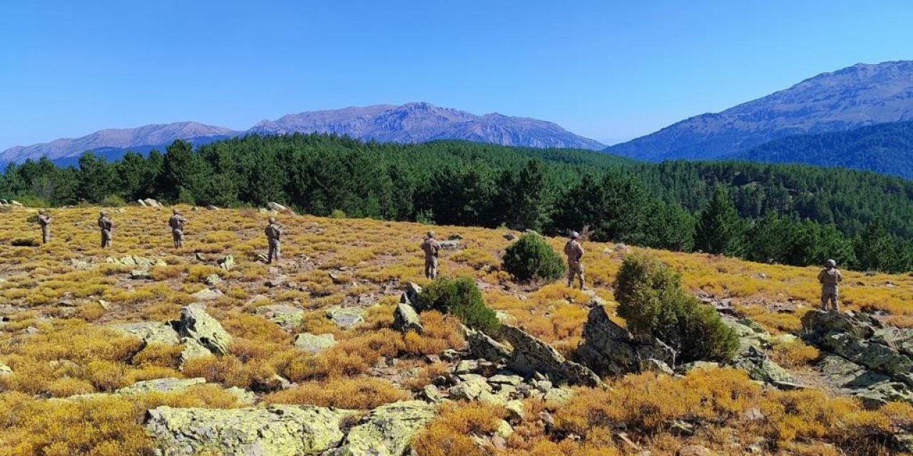 Komandolar orman yangınlarına karşı Akdağ’ın zirvesine kamp kurdu