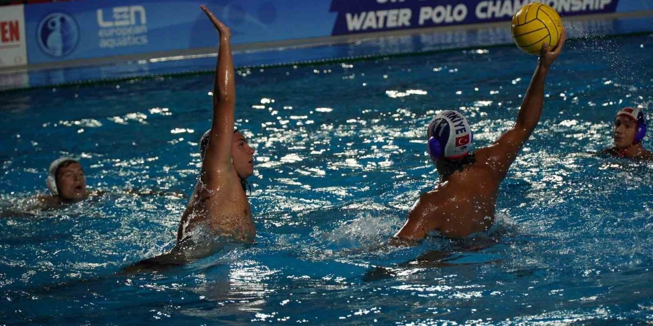 Milliler, U17 Avrupa Sutopu Şampiyonası’na galibiyetle başladı