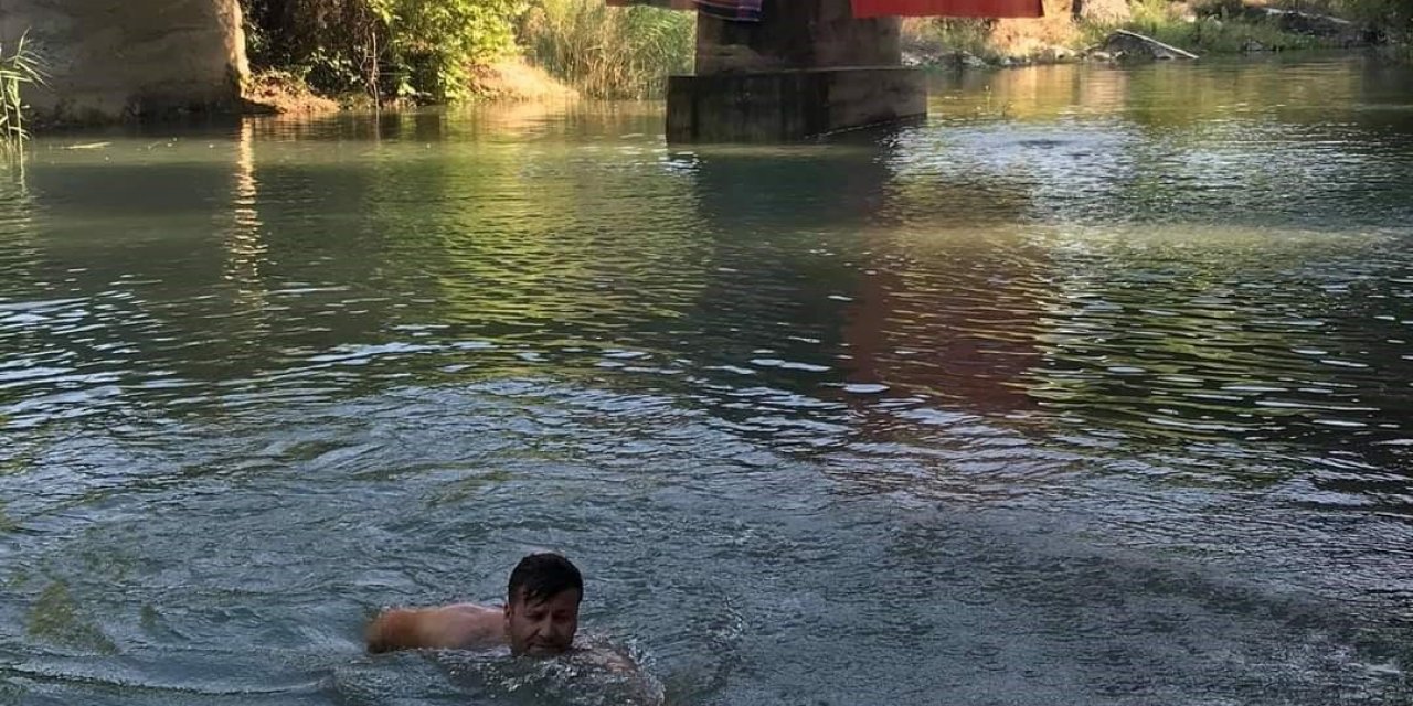 Mahalle halkı akarsu üzerinde kurulan havuzda serinliyor