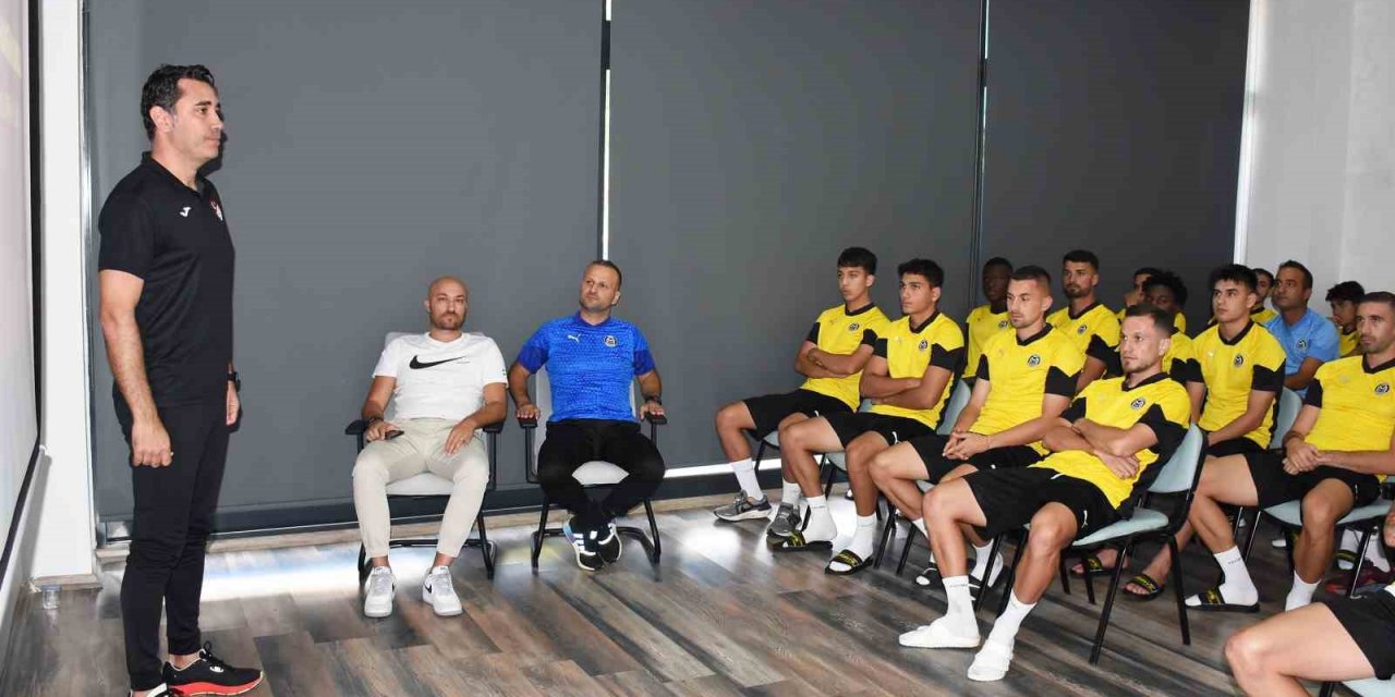 Manisa FK futbolcularına değişen kurallarla ilgili eğitim verildi