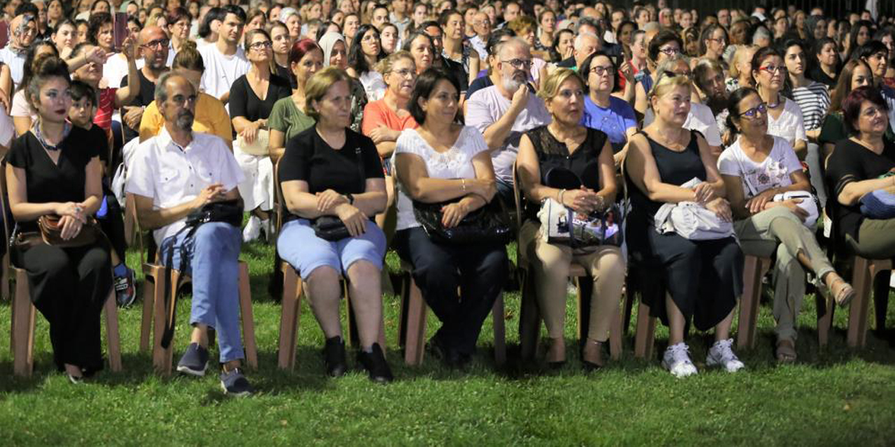 Efeler’de müzikli gösteri ilgi gördü