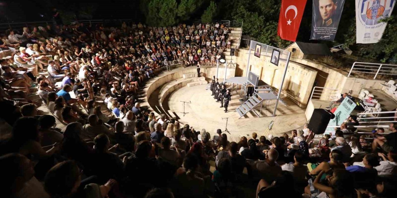 “Kargalar” adlı oyun Selçuk’ta sahnelendi