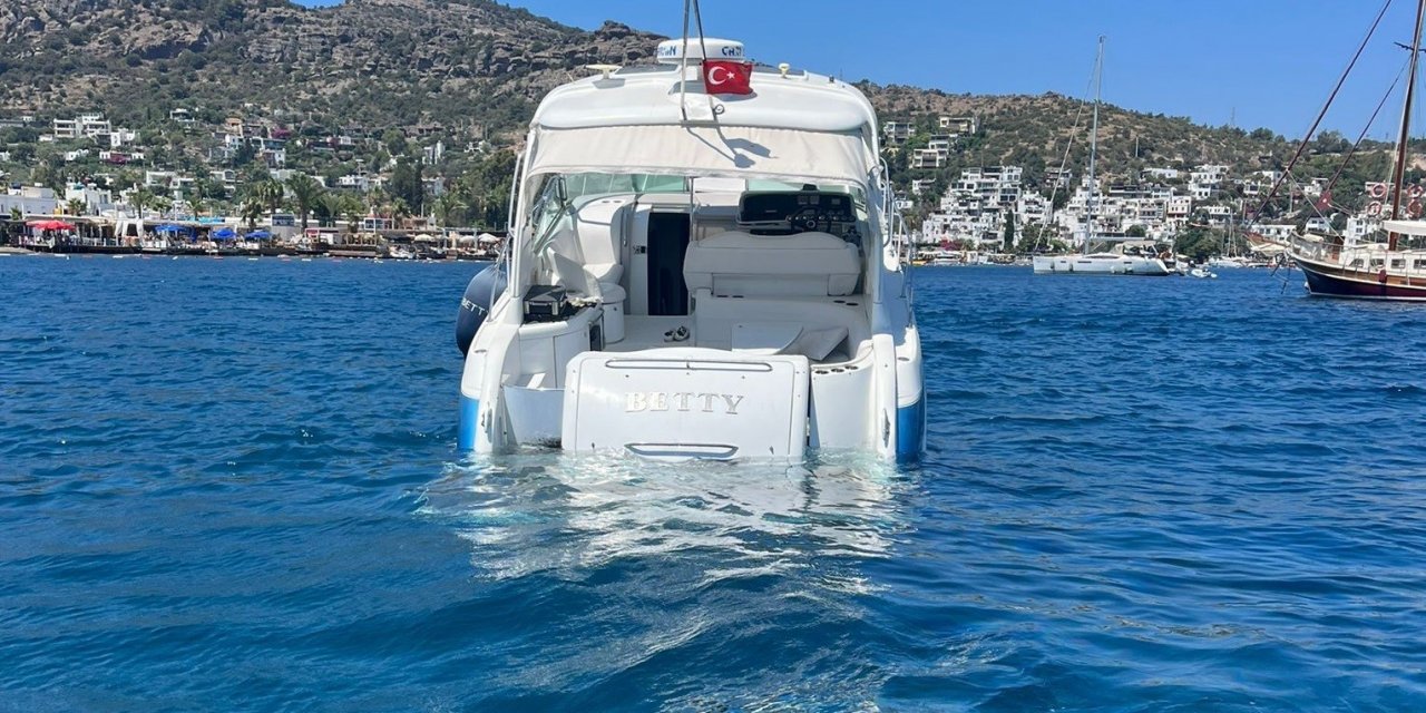 Motoryat dakikalar içerisinde sulara gömüldü