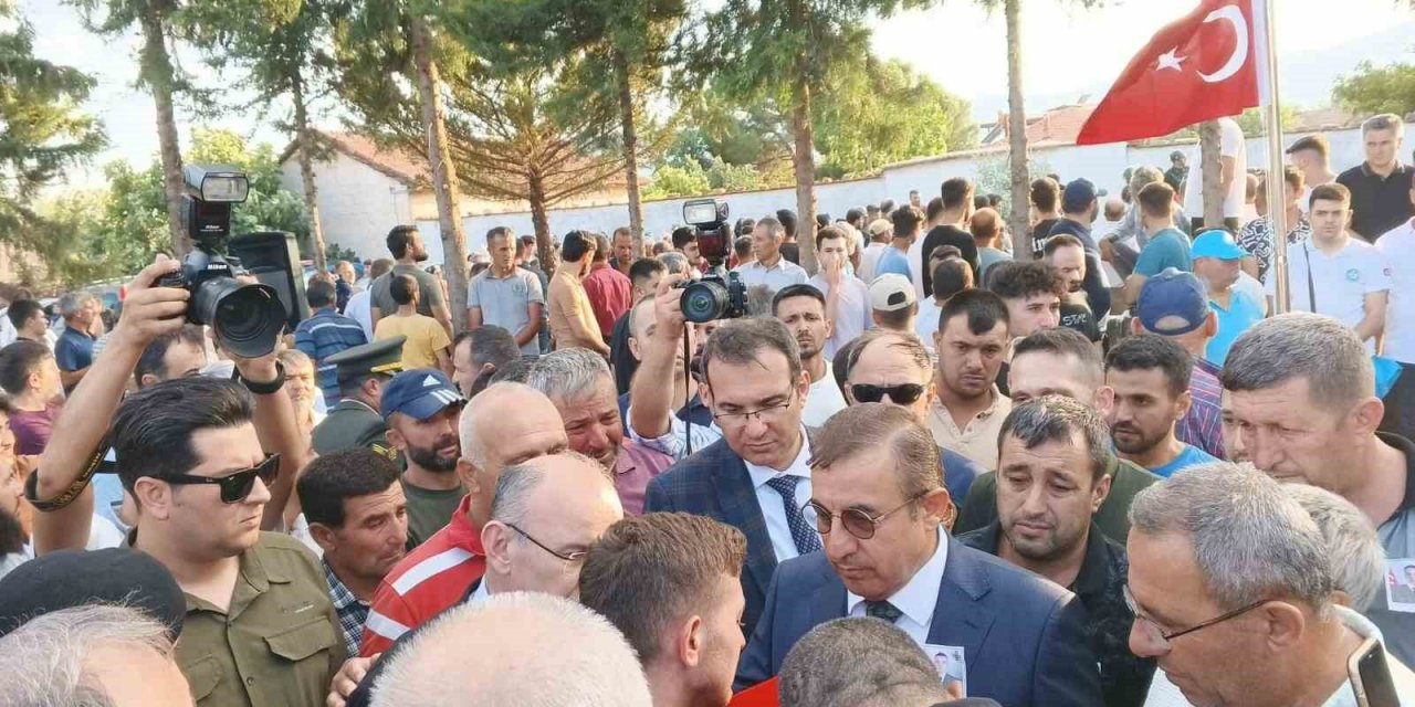 Bakan Yardımcısı Tuzcuoğlu şehit cenazesinde Kur’an okudu