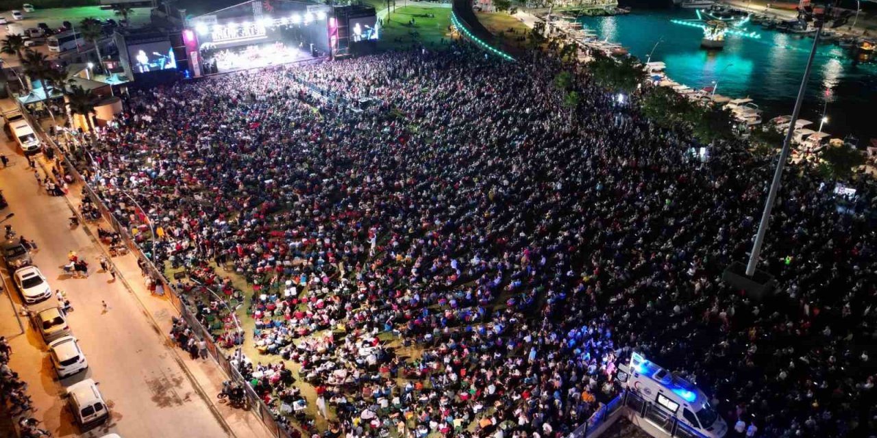 Hakan Altun ve Hüsnü Şenlendirici Aliağa’da sevenleriyle buluştu