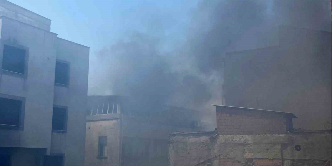 İzmir’de çanta imalathanesinde korkutan yangın