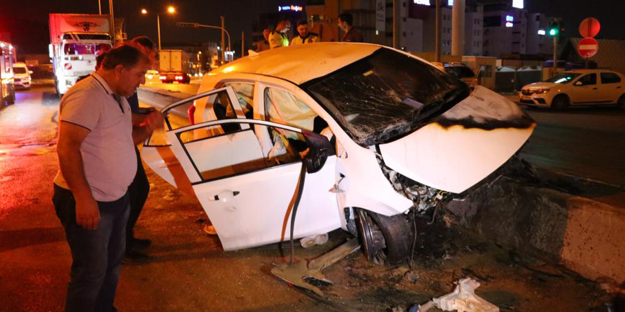 Kaza yapan araç alev alev yandı: Araçta sıkışan 2 kişi vatandaşlar tarafından kurtarıldı