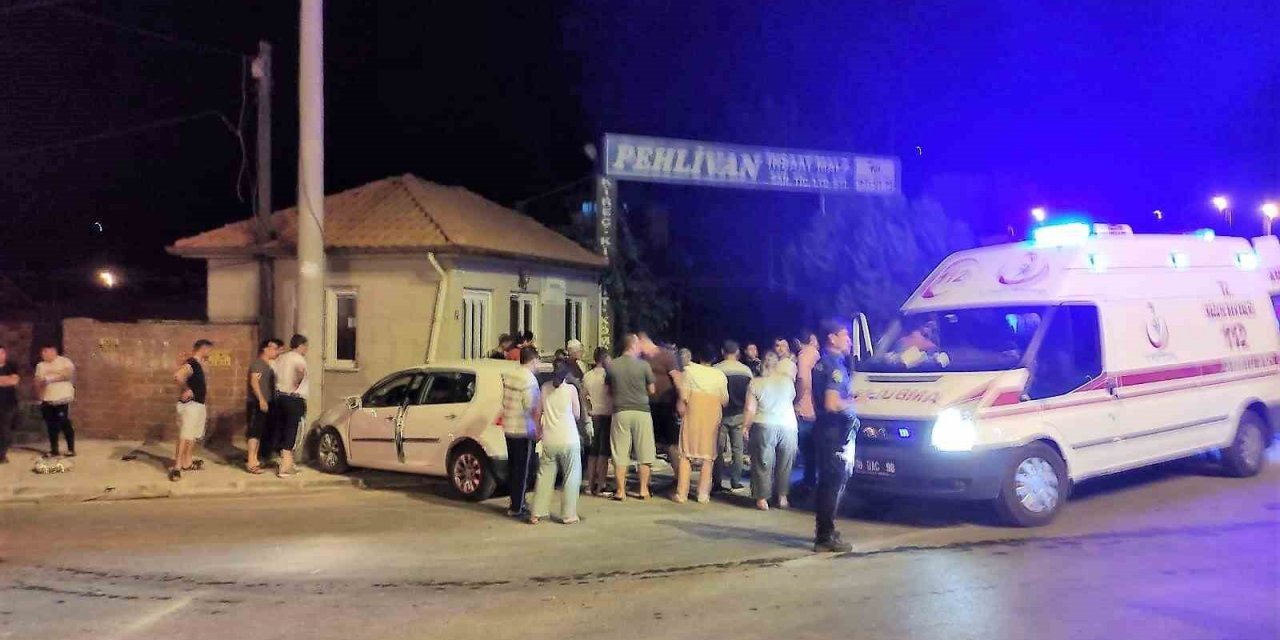 Virajı alamayan otomobil son sürat duvara çarptı: 2 yaralı
