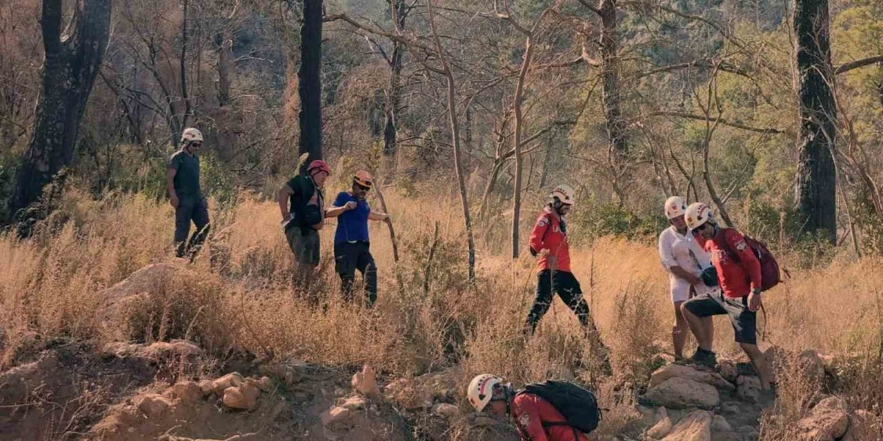 Dağda mahsur kalan turistleri AKUT kurtardı