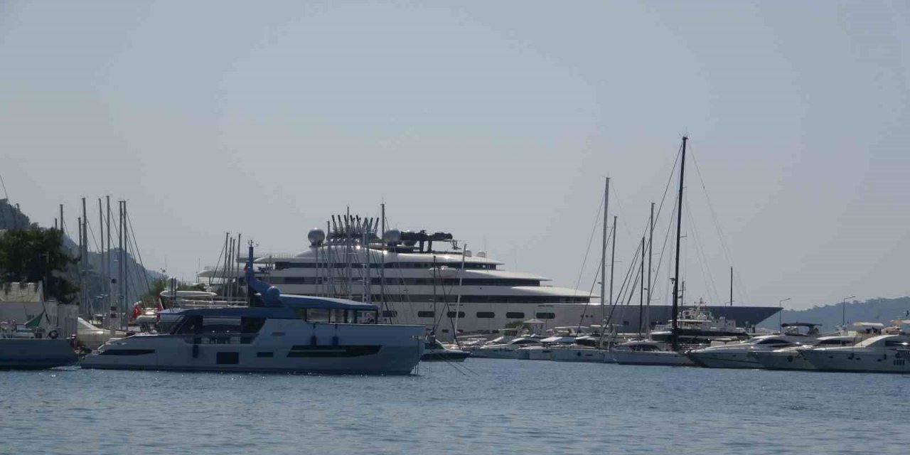 Manchester City’nin sahibi El Nahyan’ın süper yatı ’Blue’ Marmaris’e demir attı