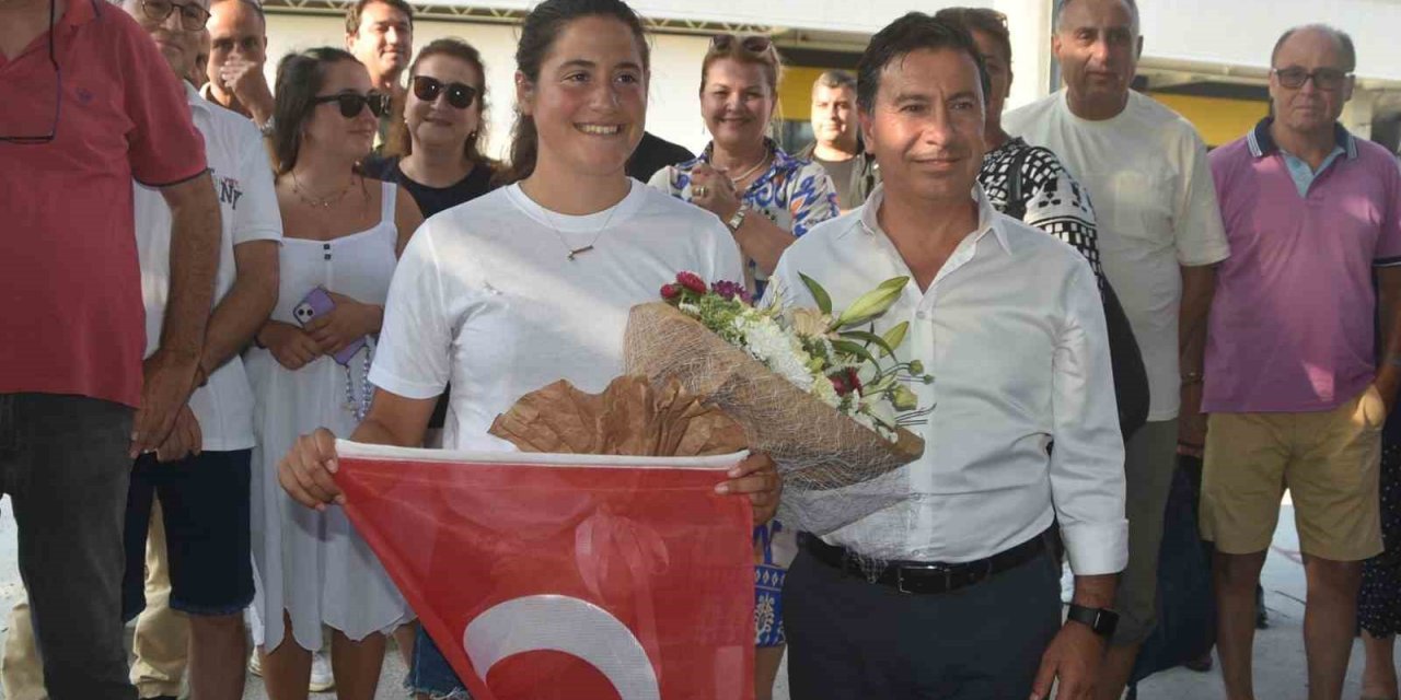 Kuzey Kanalı’nı yüzerek geçerek adını tarihe yazdıran Aysu memleketinde coşkuyla karşılandı