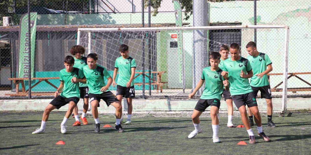 Genç horozlar çift kalede ter attı