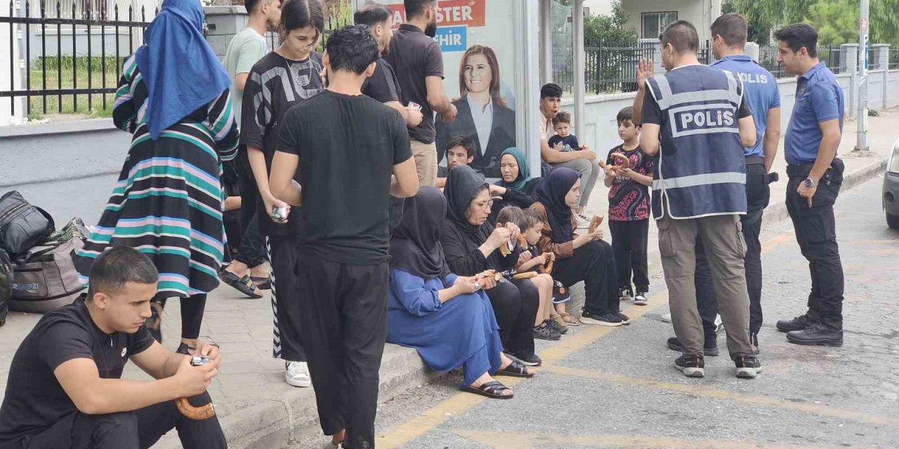 Lastik botları su alınca Kuşadası’na geri dönen düzensiz göçmenler yakalandı