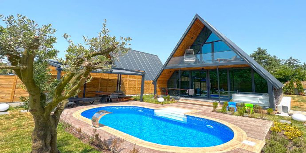 Jakuzili bungalovlar doğanın kucağında lüks bir tatil sunuyor