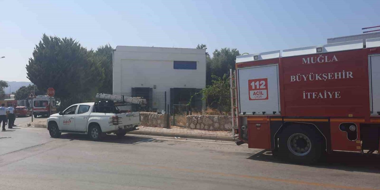 Trafo yangını korkuttu, belediye binası boşaltıldı