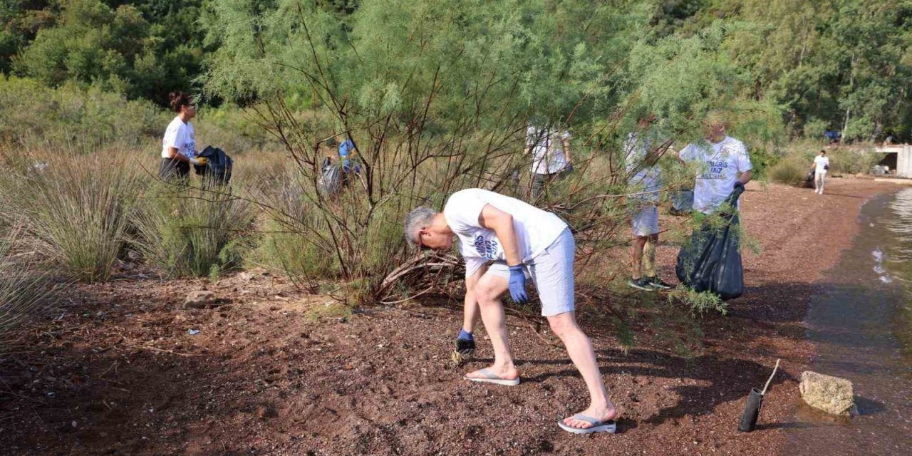 Eldivenleri giyen Marmaris Belediye Başkanı, tek tek kırık camları topladı