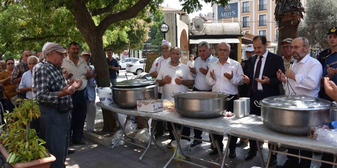Salihli’de şehit ailelerinden aşure hayrı