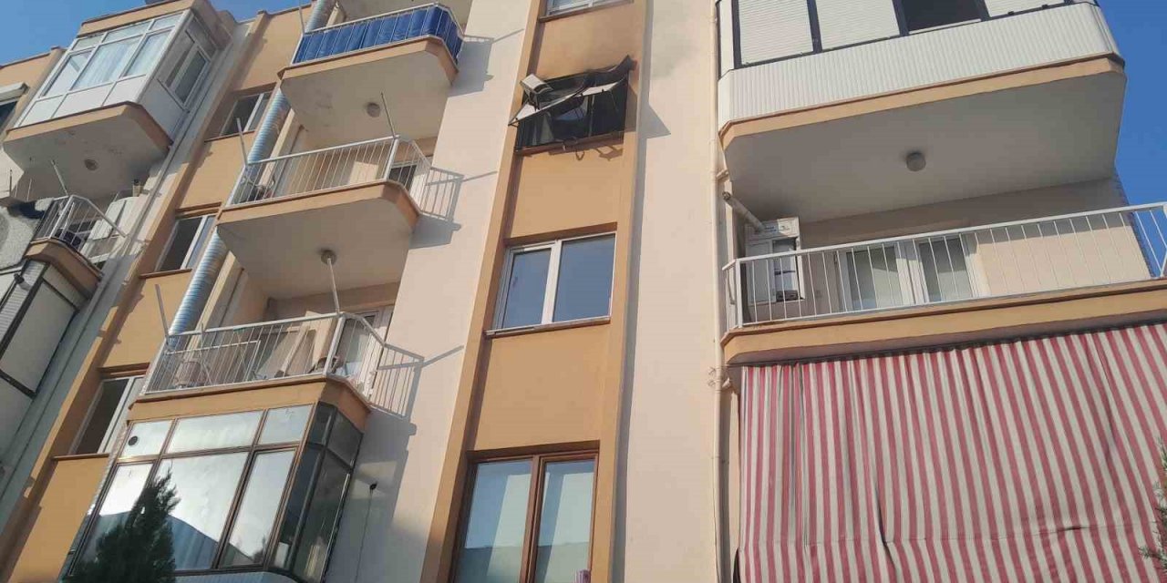 İzmir’de apartman dairesinde yangın