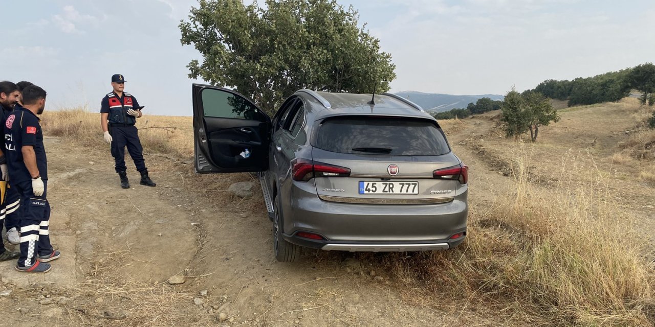 Ağaca çarpan otomobilde bilekleri ve boynu kesilmiş erkek cesedi bulundu