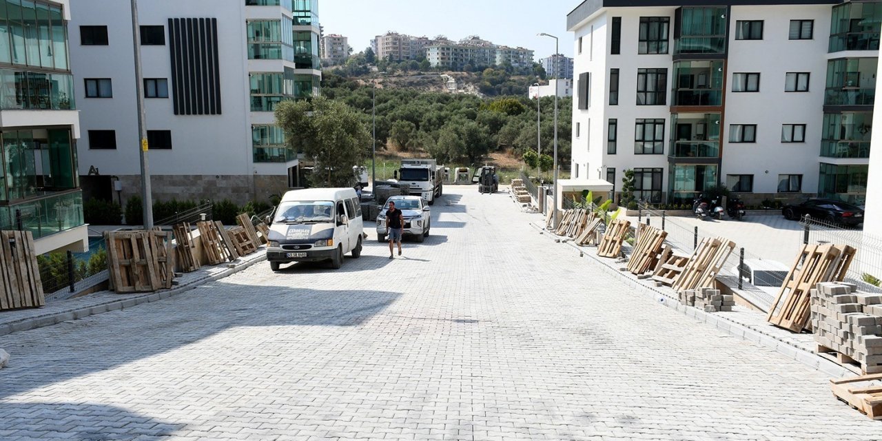 Kuşadası’nda yol çalışmaları devam ediyor