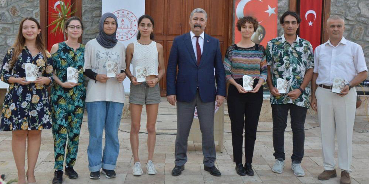 YKS’de başarılı öğrenciler ödüllendirildi