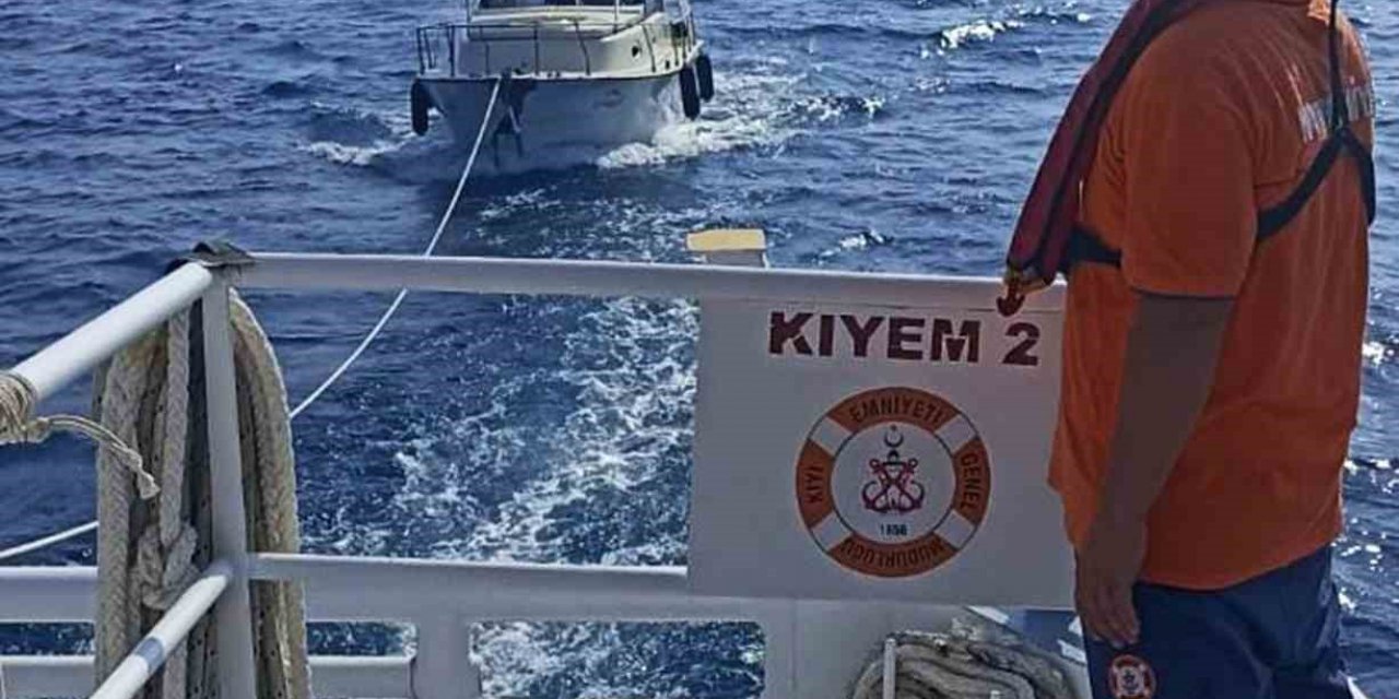 Marmaris Selimiye açıklarında arızalanan tekneyi KIYEM ekipleri kurtardı